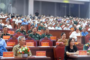 Các đồng chí lãnh đạo, nguyên lãnh đạo tỉnh Cà Mau, cùng đông đảo các sĩ quan quân đội và cán bộ, chiến sĩ lực lượng vũ trang trong tỉnh dự họp mặt.