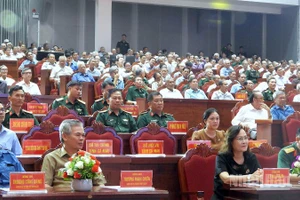 Các đồng chí lãnh đạo, nguyên lãnh đạo tỉnh Cà Mau, cùng đông đảo các sĩ quan quân đội và cán bộ, chiến sĩ lực lượng vũ trang trong tỉnh dự họp mặt.