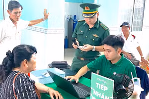 Tiếp nhận người dân trước khi thực hiện khám mắt. (Ảnh: HOÀNG TÁ)