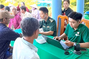 Người dân thực hiện đăng ký trước khi khám mắt. Tại bàn tiếp nhận, người dân được hướng dẫn cung cấp thông tin, kiểm tra giấy tờ và thực hiện các bước cần thiết để tham gia chương trình. (Ảnh: Hoàng Tá)