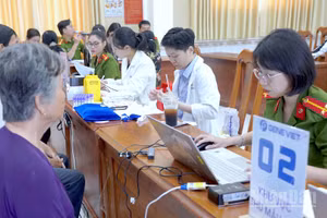 Công an tỉnh Cà Mau phối hợp Công ty Gene Viet thu mẫu ADN thân nhân liệt sĩ chưa xác định danh tính từ ngày 18-20/7/2026.