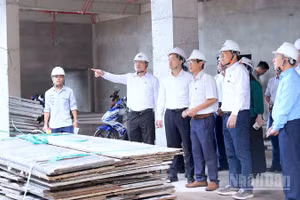 Thứ trưởng Thường trực Bộ Y tế Vũ Mạnh Hà (thứ 3 từ trái qua) khảo sát thực tế Dự án Bệnh viện đa khoa Cà Mau quy mô 1.200 giường.