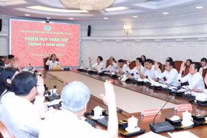 Các thành viên Hội đồng Thẩm phán Tòa án nhân dân tối cao giơ tay biểu quyết các dự thảo.