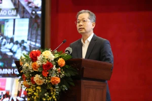 Bí thư Trung ương Đảng, Chánh án Tòa án nhân dân tối cao Nguyễn Văn Quảng phát biểu tại Hội nghị.