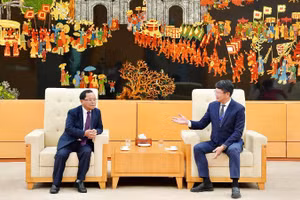 Thứ trưởng Tư pháp Việt Nam Nguyễn Thanh Tịnh chào mừng Ủy viên Bộ Chính trị, Phó Thủ tướng Chính phủ, Bộ trưởng Tư pháp Lào Khamphan Phommathat.