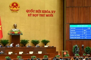 Quốc hội biểu quyết thông qua Luật Thi hành án hình sự (sửa đổi). (Ảnh: DUY LINH)