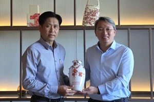 Bộ trưởng Tư pháp Lào và Bộ trưởng Tư pháp Việt Nam tại buổi gặp.