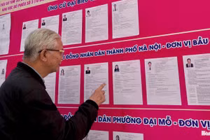 Người dân phường Đại Mỗ, thành phố Hà Nội tìm hiểu thông tin về các ứng cử viên. (Ảnh: PH.NGÂN) 