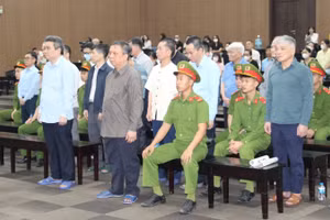 Các bị cáo tại phiên tòa. 