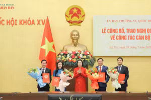 Phó Chủ tịch Quốc hội Nguyễn Thị Thanh trao Nghị quyết của Ủy ban Thường vụ Quốc hội về công tác cán bộ.