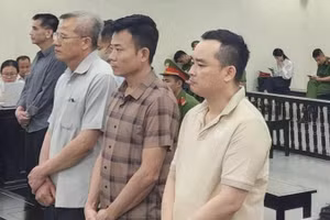 Các bị cáo tại phiên tòa. (Ảnh: XUÂN ÂN)