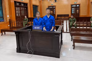 Phiên tòa xét xử vụ án về chứa mại dâm, môi giới mại dâm tại Tòa án khu vực 6-Quảng Ninh. (Ảnh: KIM OANH)