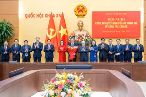 Đồng chí Đỗ Văn Chiến tặng hoa chúc mừng Ủy ban Kiểm tra Đảng ủy Quốc hội nhiệm kỳ 2025-2030.