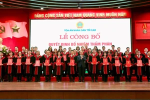 Chánh án Tòa án nhân dân tối cao cùng các thẩm phán được trao Quyết định.