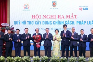 Các thành viên Hội đồng quản lý Quỹ hỗ trợ xây dựng chính sách, pháp luật.