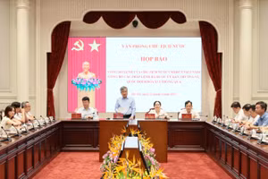 Phó Chủ nhiệm Văn phòng Chủ tịch nước Cấn Đình Tài chủ trì họp báo.
