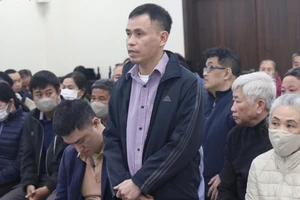 Bị cáo Phạm Văn Cách trả lời Hội đồng xét xử tại Tòa án.