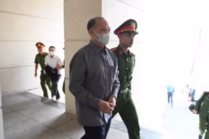 Cựu Thứ trưởng Bộ Nông nghiệp và Môi trường Hoàng Văn Thắng bị dẫn giải tới tòa.