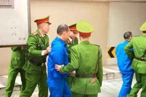 Dẫn giải phạm nhân ra xét xử tại Tòa án nhân dân thành phố Hà Nội.