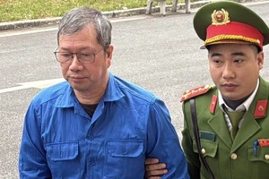 Bị cáo bị dẫn giải ra Tòa.