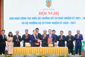 Bộ trưởng Tư pháp nhiệm kỳ 2021-2026 và Bộ trưởng Tư pháp nhiệm kỳ 2026-2031 bàn giao công tác.