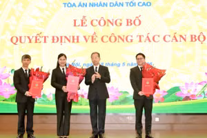 Chánh án Tòa án nhân dân tối cao trao Quyết định bổ nhiệm cho ba đồng chí.