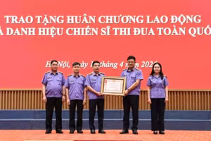 Viện trưởng Viện Kiểm sát nhân dân tối cao trao Huân chương Lao động hạng Ba của Chủ tịch nước tặng tập thể Vụ Công tố và kiểm sát xét xử hình sự.