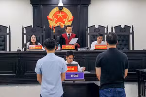 Hai bị cáo tại tòa.