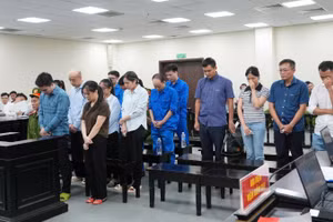 Các bị cáo tại phiên tòa. (Ảnh: HỒNG NGUYÊN)