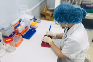 Chuyên gia giám định tại Trung tâm Pháp y Hà Nội. (Ảnh: Báo Nhân Dân)