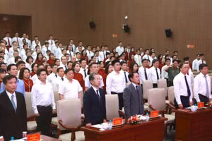 Các đại biểu tham dự hội nghị làm lễ Chào cờ.