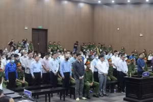 Quang cảnh phiên tòa sơ thẩm vụ án sai phạm xảy ra tại Tập đoàn Phúc Sơn. (Ảnh: TL)