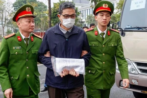 Bị cáo Nguyễn Thanh Phong bị dẫn giải ra Tòa sáng 5/1.