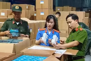 Cơ quan chức năng kiểm tra tại kho hàng Công ty MediPhar. (Ảnh: Bộ Công an)