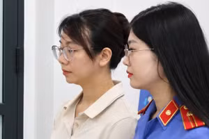 Bị can Lê Thị Hồng Nhung (áo trắng).