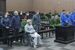 Các bị cáo nghe đại diện Viện Kiểm sát luận tội.