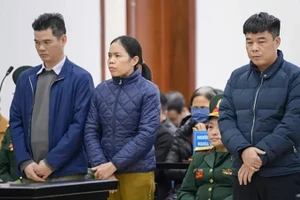 Bị cáo Nguyễn Văn Hậu (ngoài cùng bên phải) và hai bị cáo khác tại phiên tòa sơ thẩm.