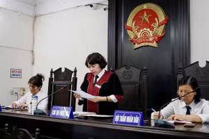 Hội đồng xét xử tuyên án.