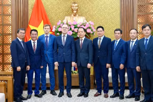 Bộ trưởng Hoàng Thanh Tùng chụp ảnh lưu niệm cùng Đại sứ Bezdetko Gennady Stepanovich.