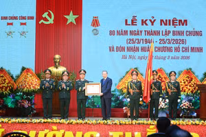 Tổng Bí thư Tô Lâm với lãnh đạo Bộ Quốc phòng và Binh chủng Công binh. (Ảnh: ĐĂNG KHOA)