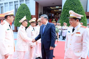 Tổng Bí thư, Chủ tịch nước Tô Lâm với lãnh đạo Cục Cảnh sát quản lý trại giam, cơ sở giáo dục bắt buộc, trường giáo dưỡng (Bộ Công an). (Ảnh: ĐĂNG KHOA)