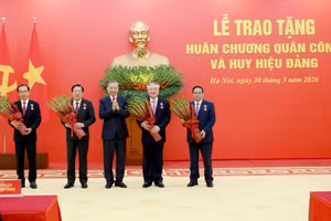 Tổng Bí thư Tô Lâm trao Huân chương Quân công hạng Nhất tặng các đồng chí lãnh đạo, nguyên lãnh đạo Đảng, Nhà nước. (Ảnh: ĐĂNG KHOA)
