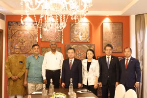 Trưởng Ban Chính sách, chiến lược Trung ương Nguyễn Thanh Nghị và ông Arun Kumar, Ủy viên Bộ Chính trị Đảng Cộng sản Ấn Độ-Marxist cùng các đại biểu dự buổi tiếp. (Ảnh: HIỀN HÒA)