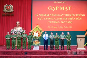 Tổng Bí thư, Chủ tịch nước Tô Lâm tặng hoa chúc mừng lực lượng Cảnh sát nhân dân. (Ảnh: ĐĂNG KHOA)