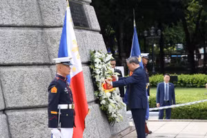 Tổng Bí thư, Chủ tịch nước Tô Lâm dâng hoa tại Đài tưởng niệm Jose Rizal.