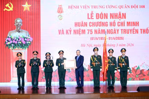 Tổng Bí thư Tô Lâm trao Huân chương Hồ Chí Minh tặng Bệnh viện Trung ương Quân đội 108. (Ảnh: ĐĂNG KHOA)