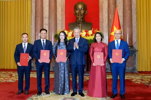 Tổng Bí thư, Chủ tịch nước Tô Lâm trao Quyết định bổ nhiệm 5 Đại sứ nước Cộng hòa xã hội chủ nghĩa Việt Nam tại nước ngoài. (Ảnh: ĐĂNG KHOA)