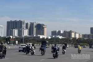 Hoạt động vận tải sôi động, đáp ứng nhu cầu đi lại. (Ảnh: HNV)