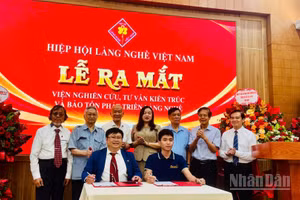Ký kết hợp tác tại buổi lễ ra mắt Viện Nghiên cứu, tư vấn kiến trúc và bảo tồn phát triển làng nghề. (Ảnh: HNV)