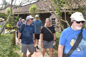 Du khách nước ngoài đến tham quan nhà cổ ông Kiệt vào ngày 2/12/2025.